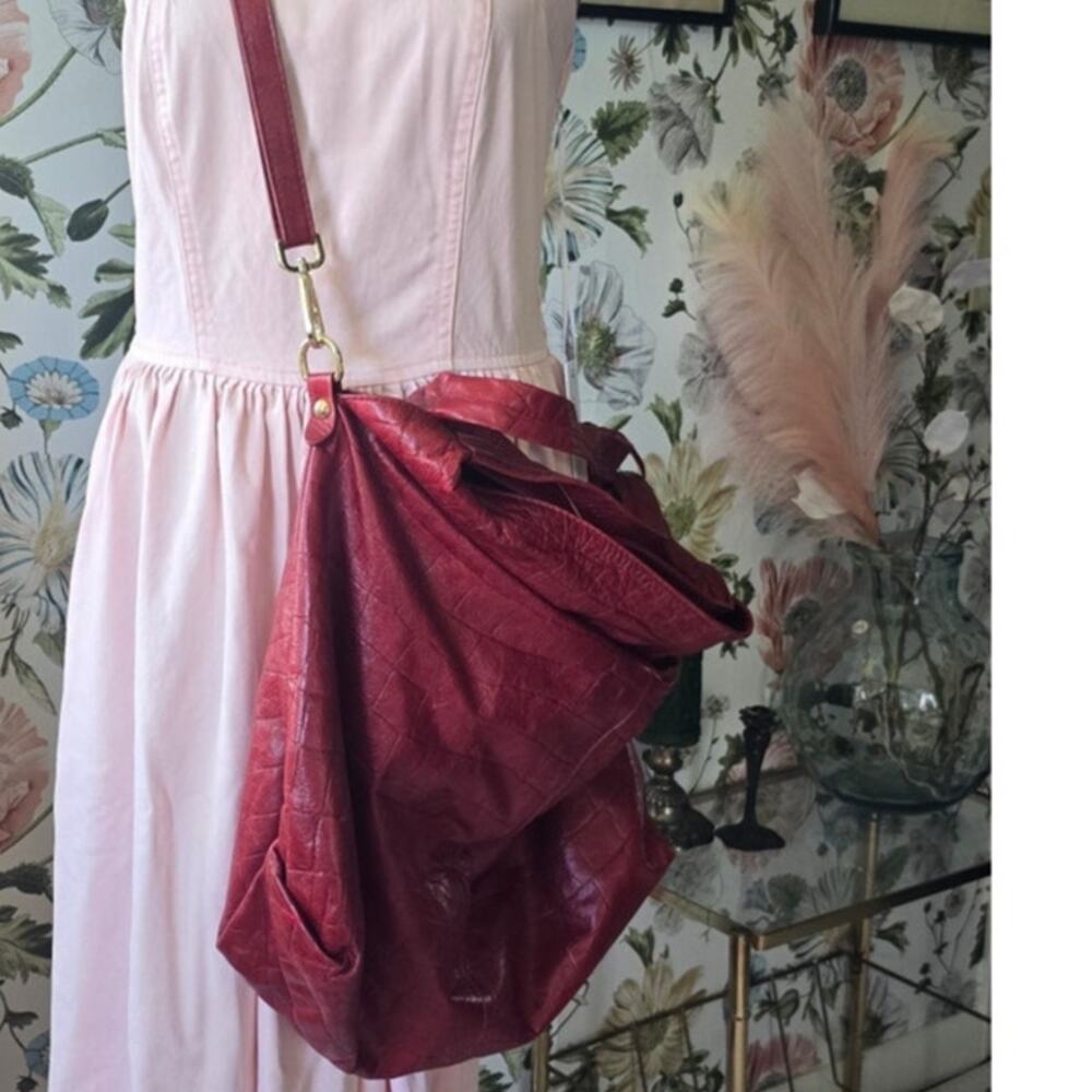 Stylish and Oversized Laura Di Maggio  Leather Bag in a Rich Red Hue
